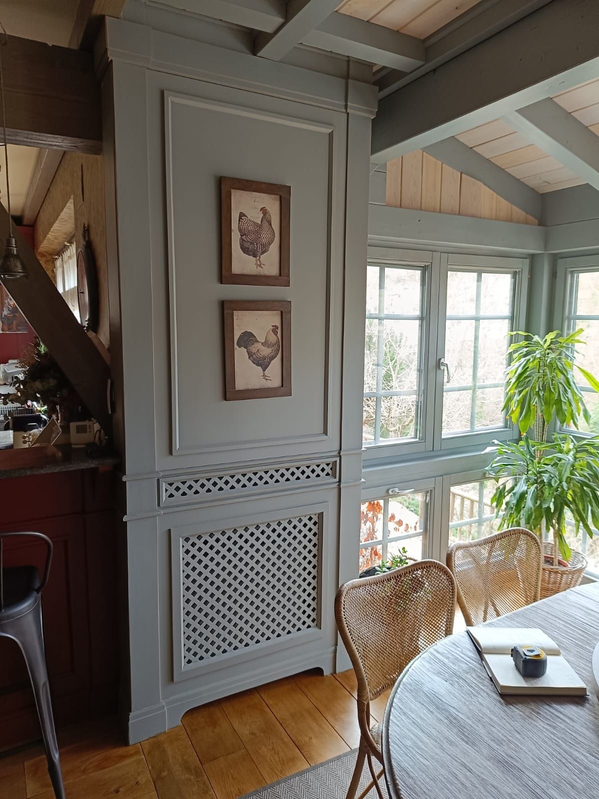 Una cubierta gris para radiador 