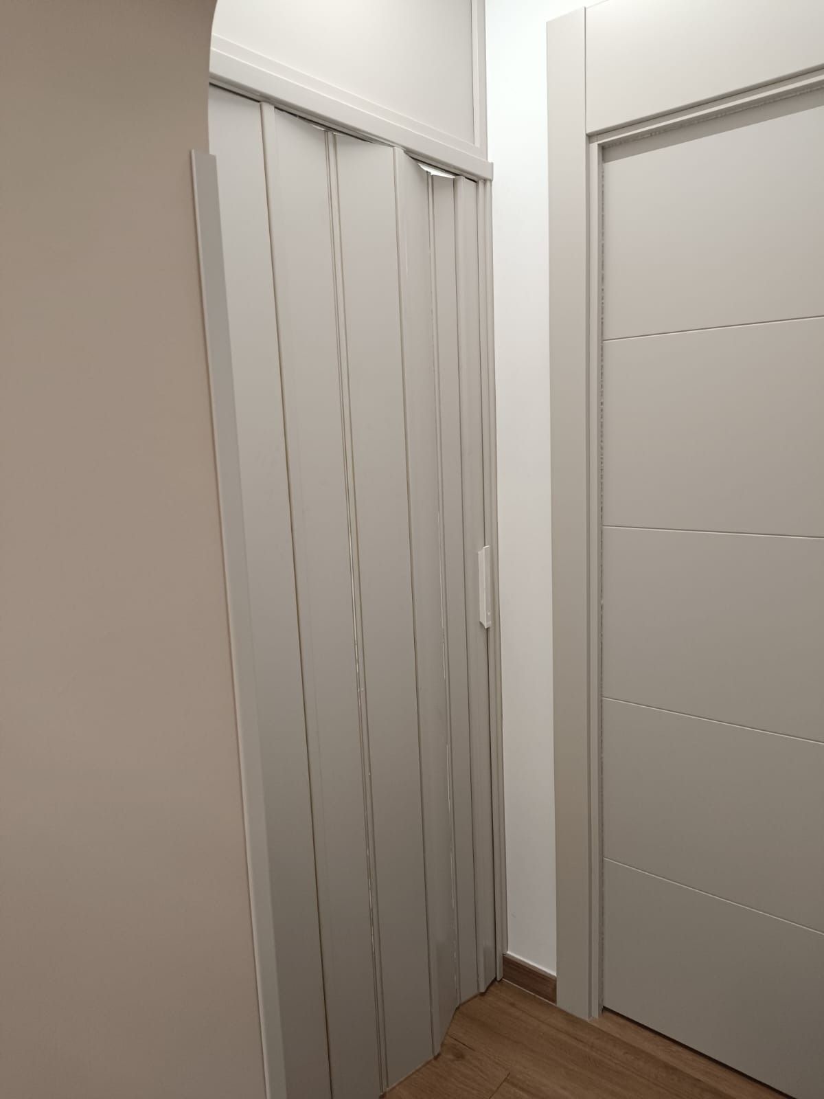 Una puerta plegable de color gris 