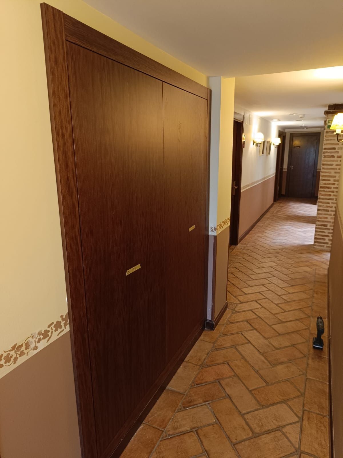 Un largo pasillo con puertas de 