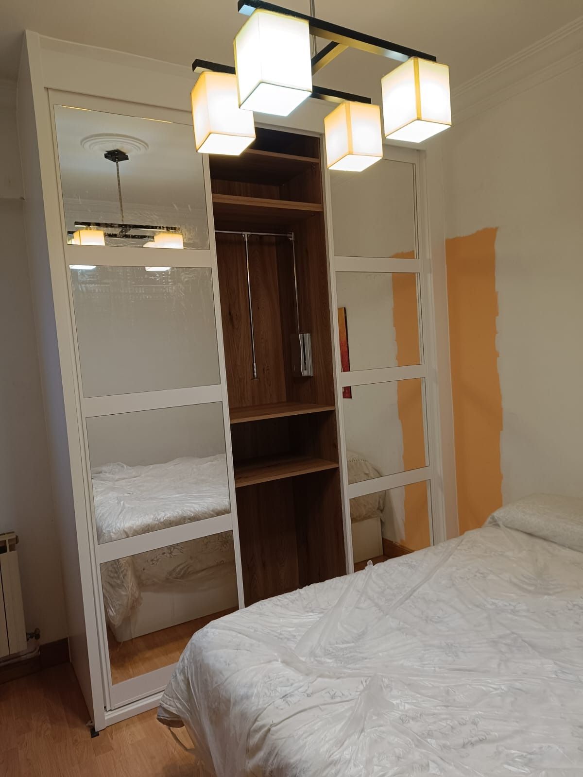 Un dormitorio con un gran 