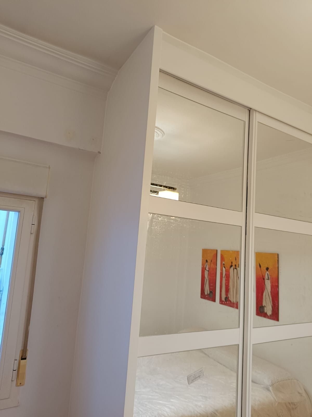 Un armario blanco con