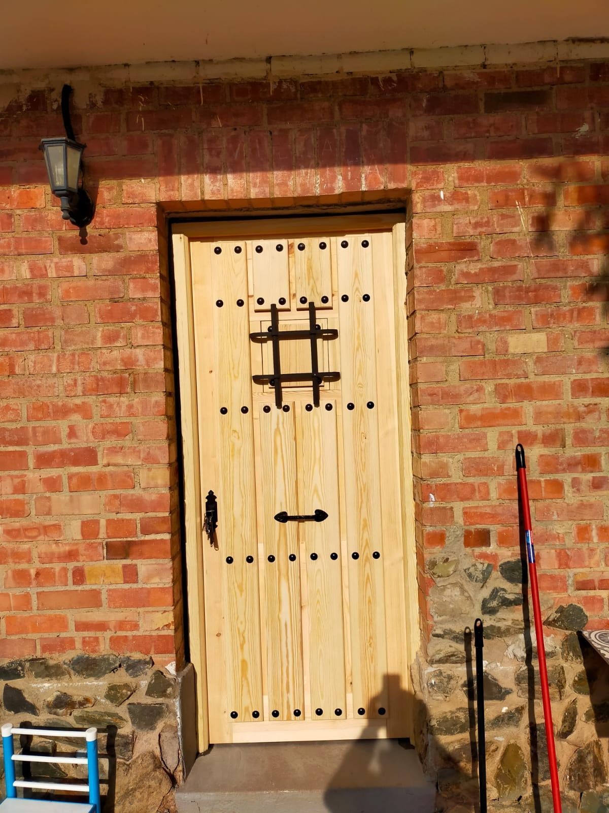 Una puerta de madera