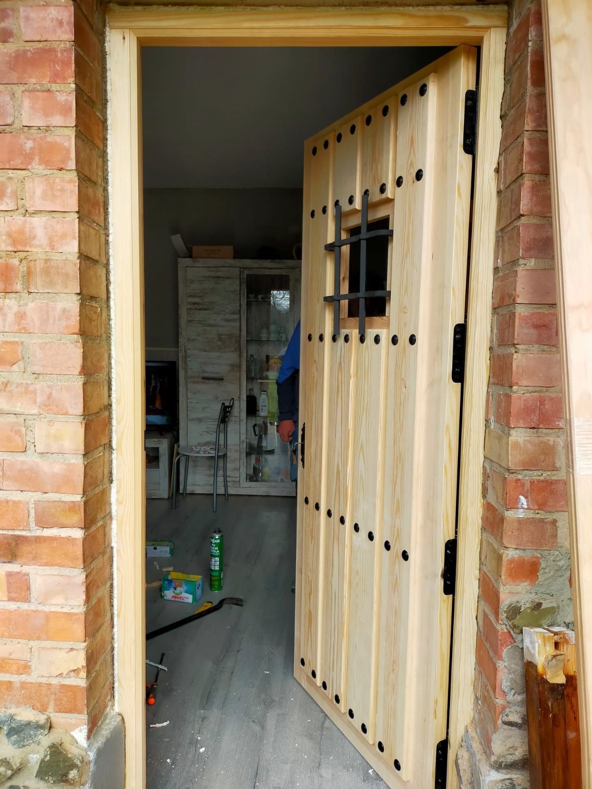 Una puerta de madera clara 