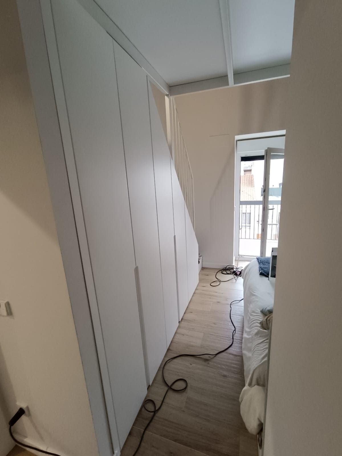 En el pasillo de un dormitorio