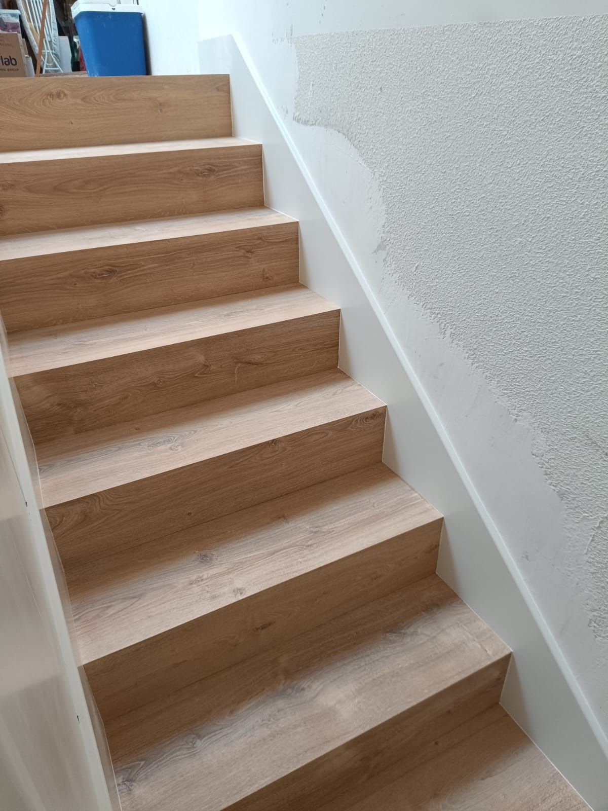 Una escalera recta de madera 
