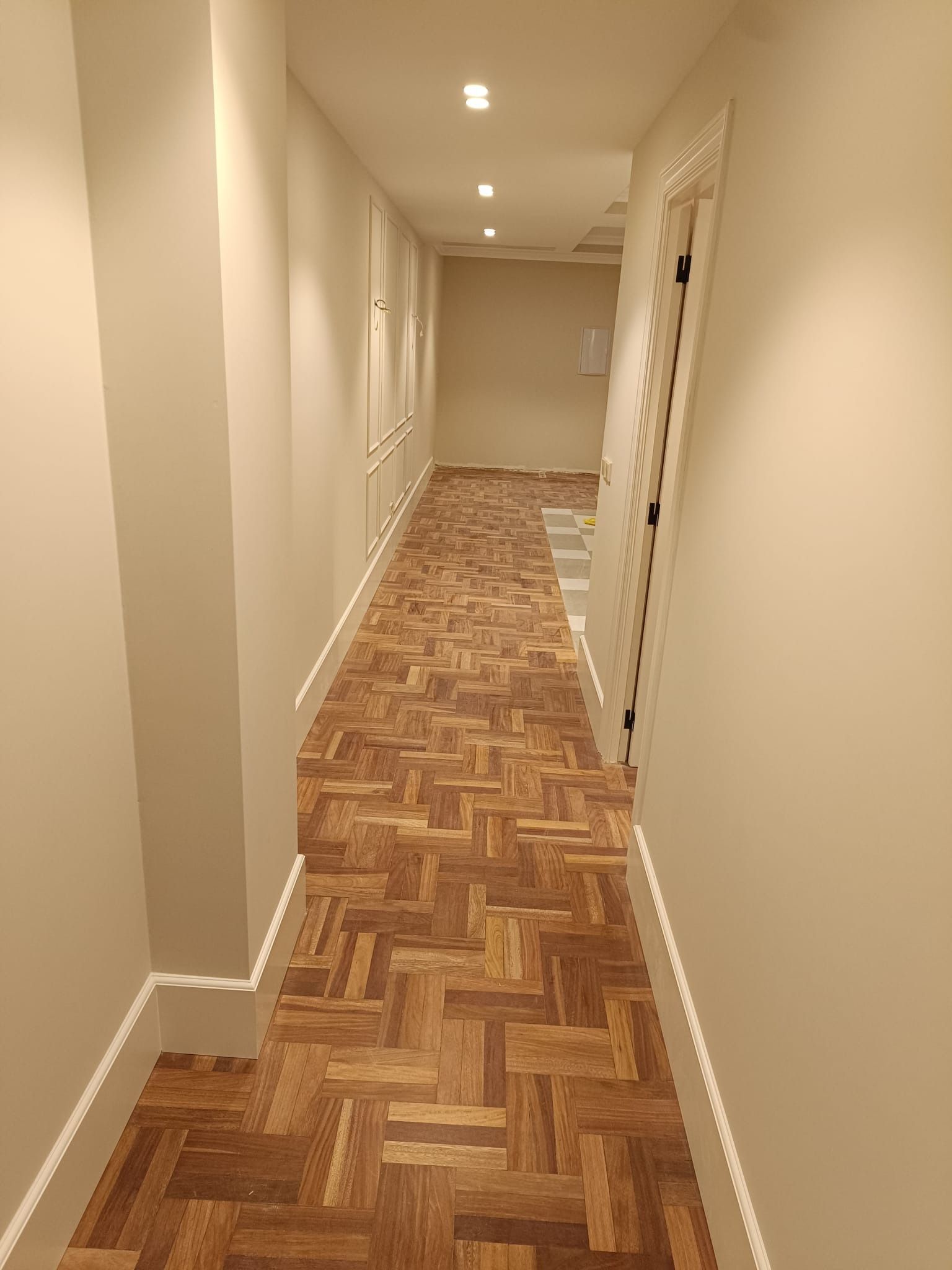 Un pasillo con paredes de color 