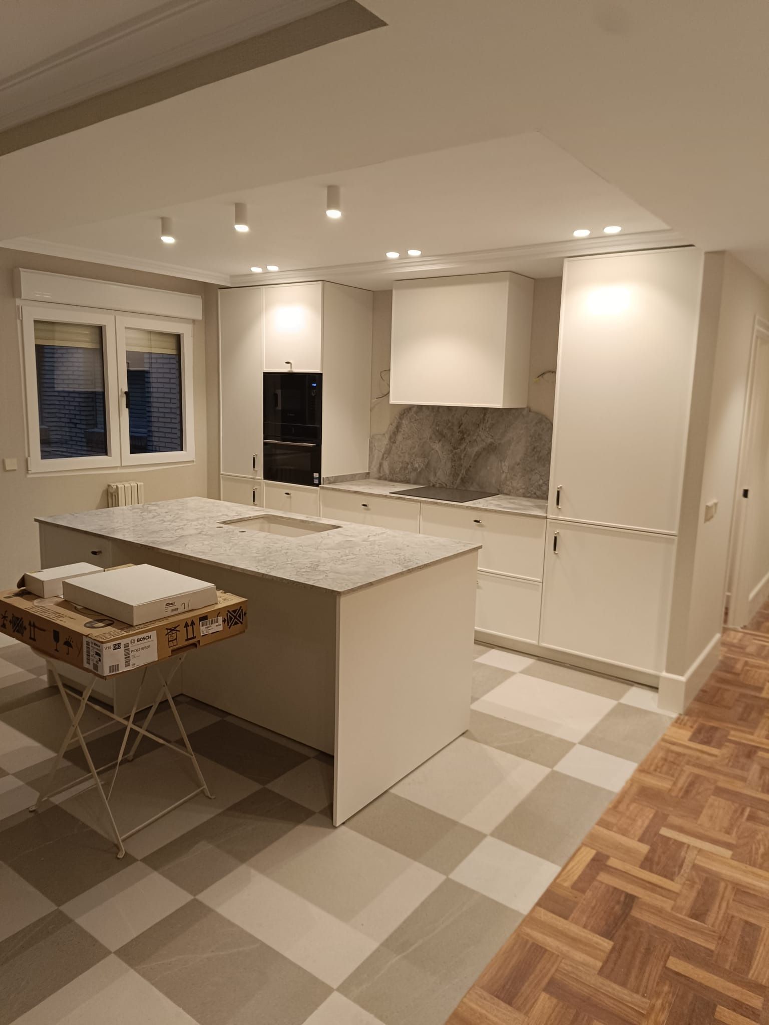 Una cocina moderna con 