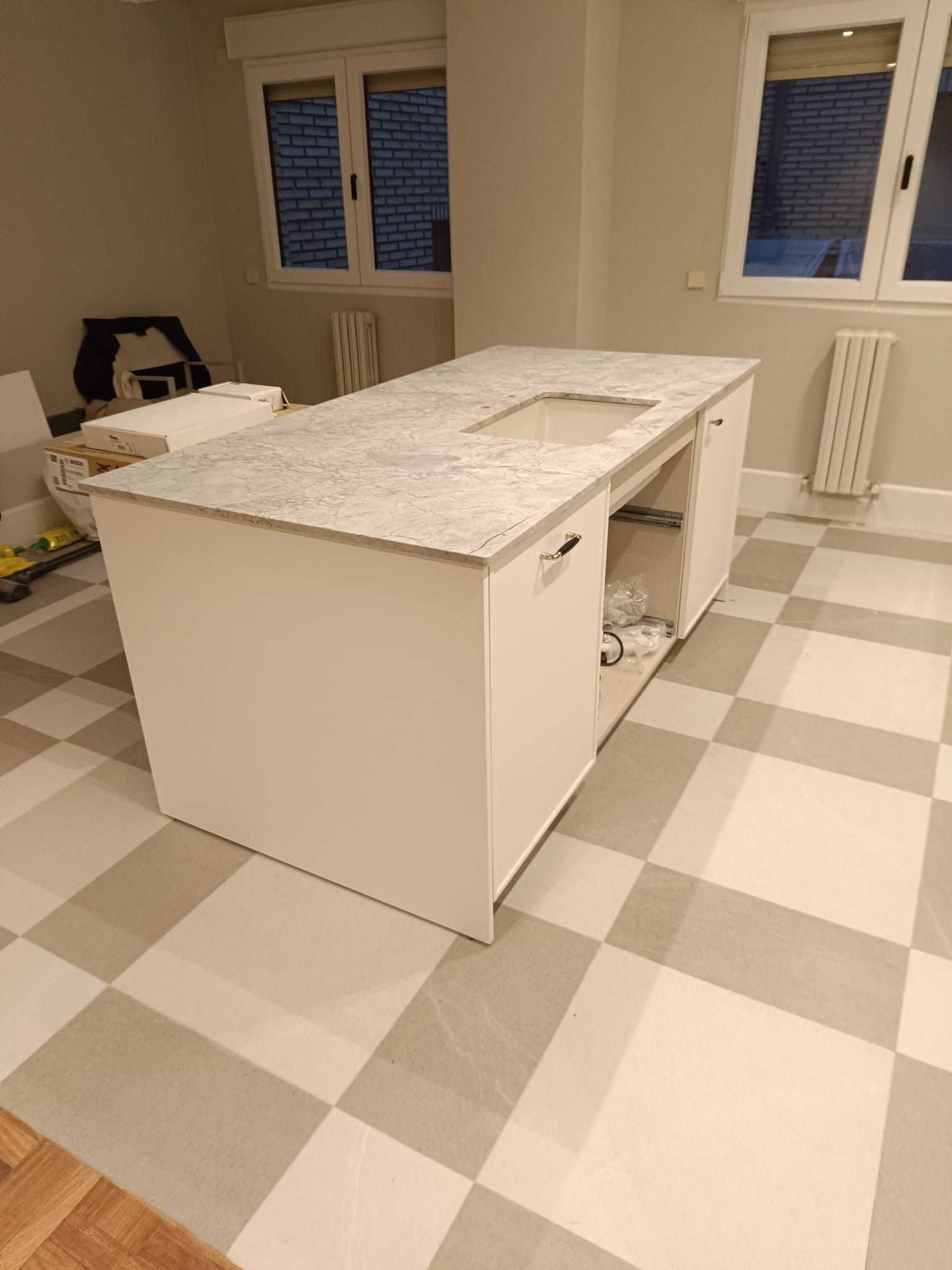 En una habitación luminosa, una 