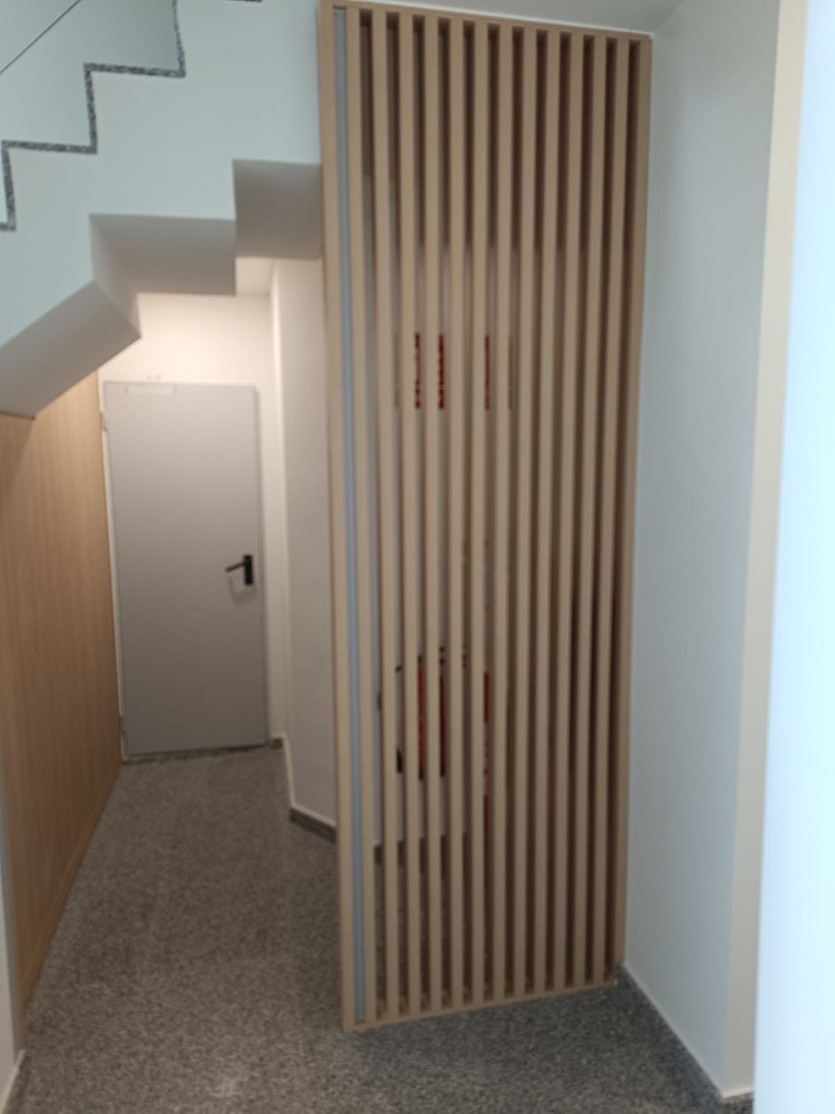 Listones verticales de madera 