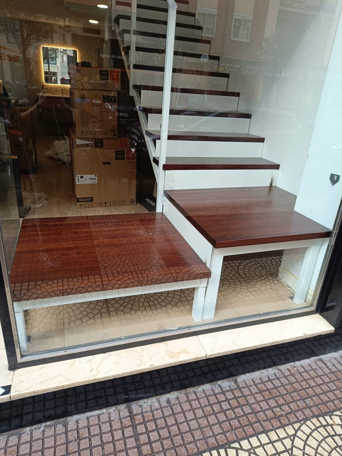 Dos plataformas de madera elevadas se encuentran dentro 