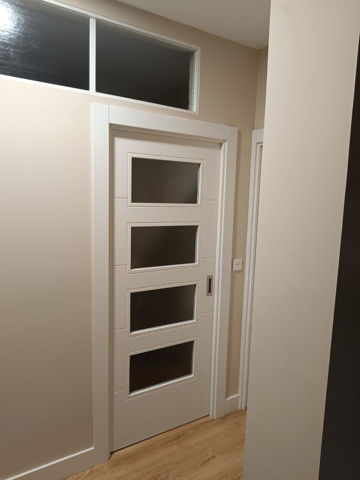 Una puerta blanca con cuatro 