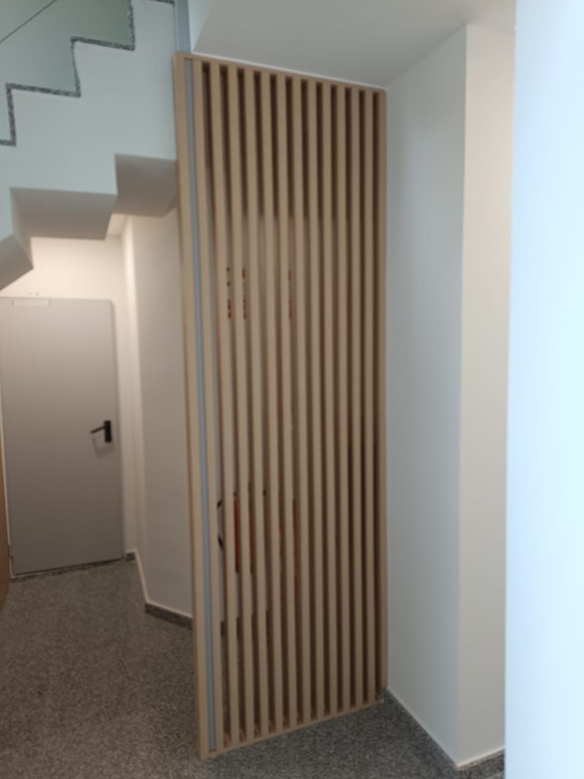 En un pasillo, junto a una escalera 