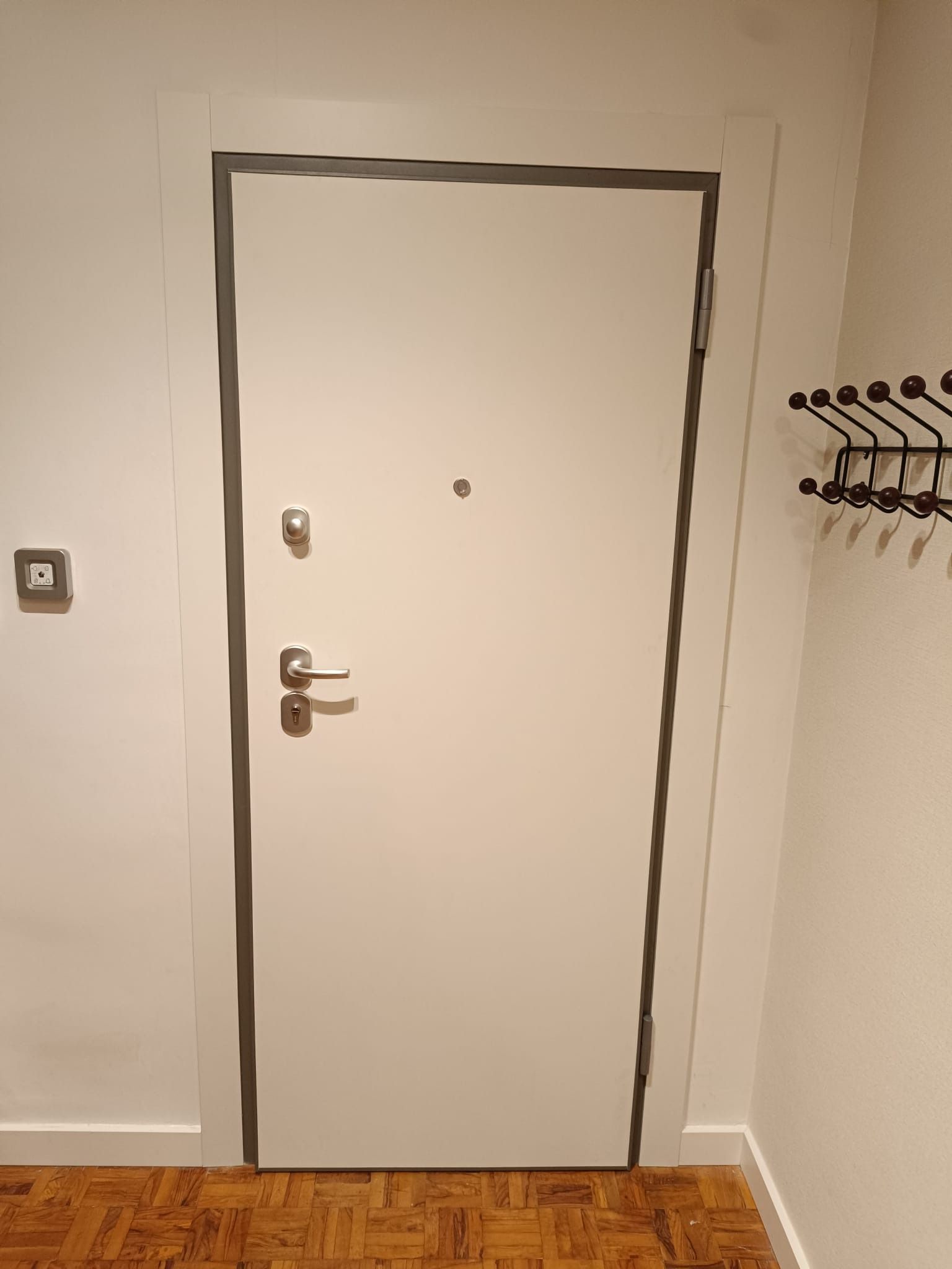 Una puerta interior blanca con 