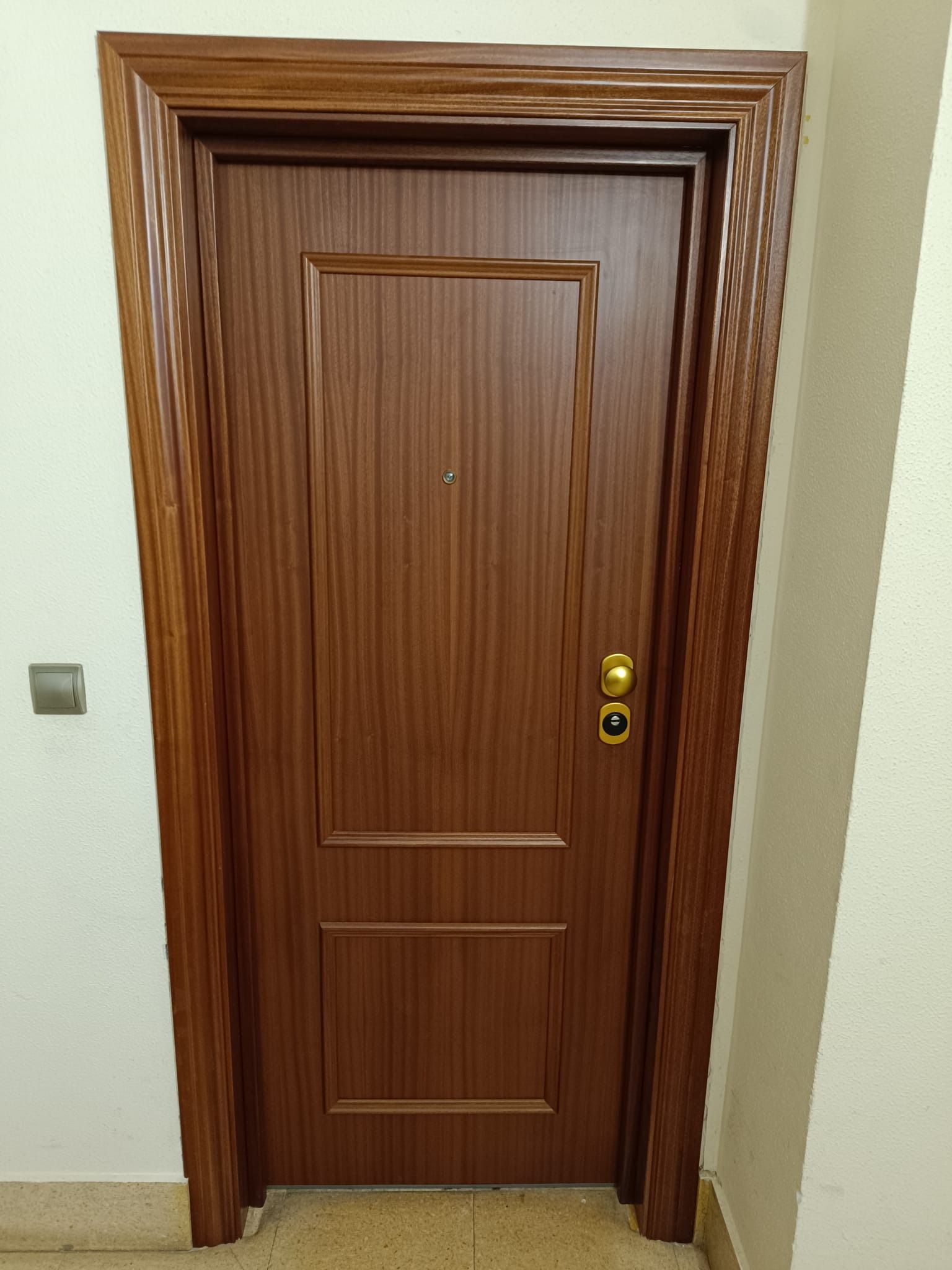 Una puerta cerrada de madera 