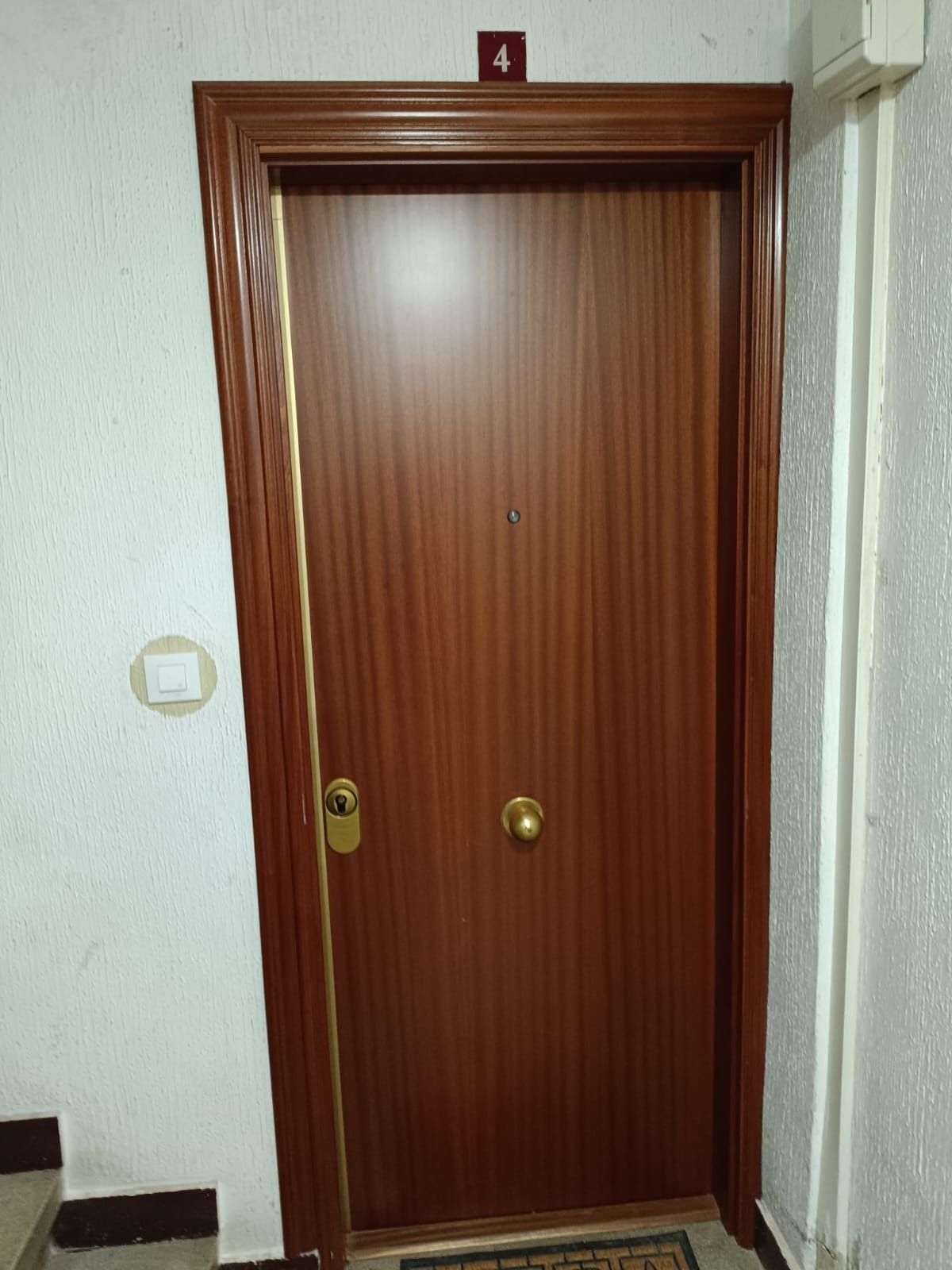 Una puerta de apartamento con 