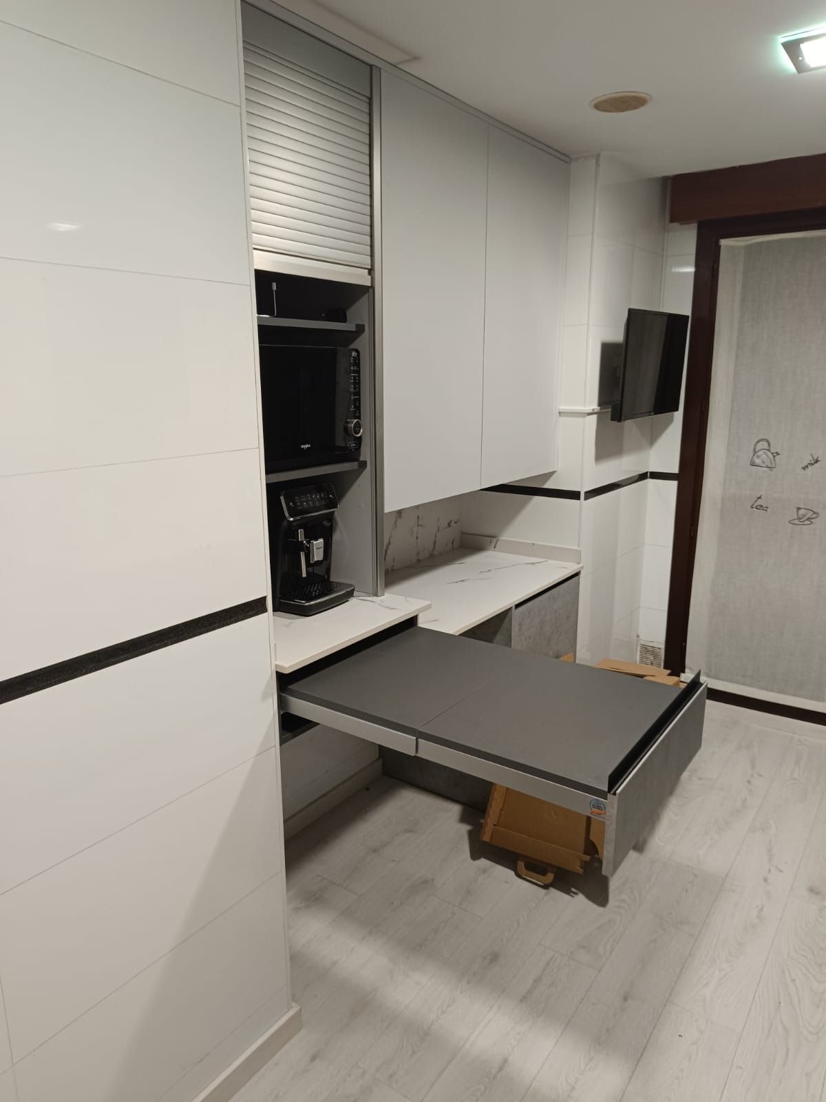 Una cocina moderna con 