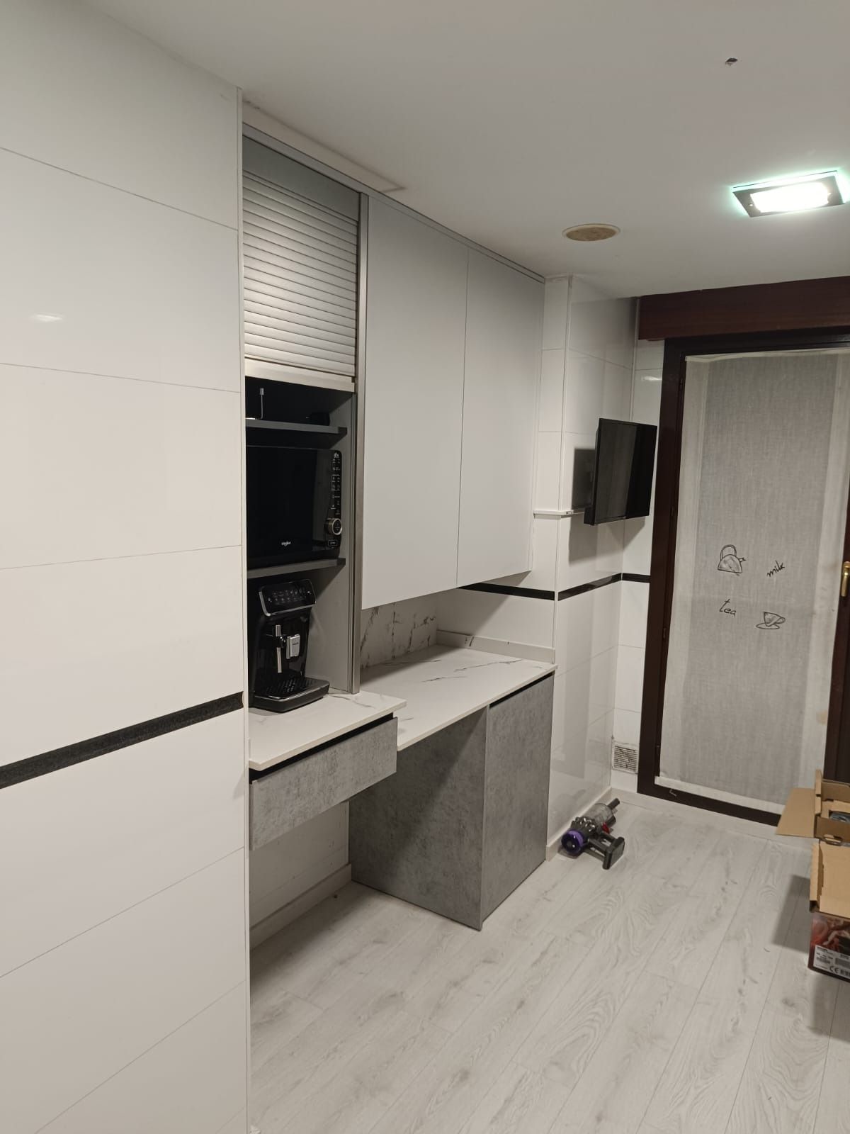 Una cocina moderna con 