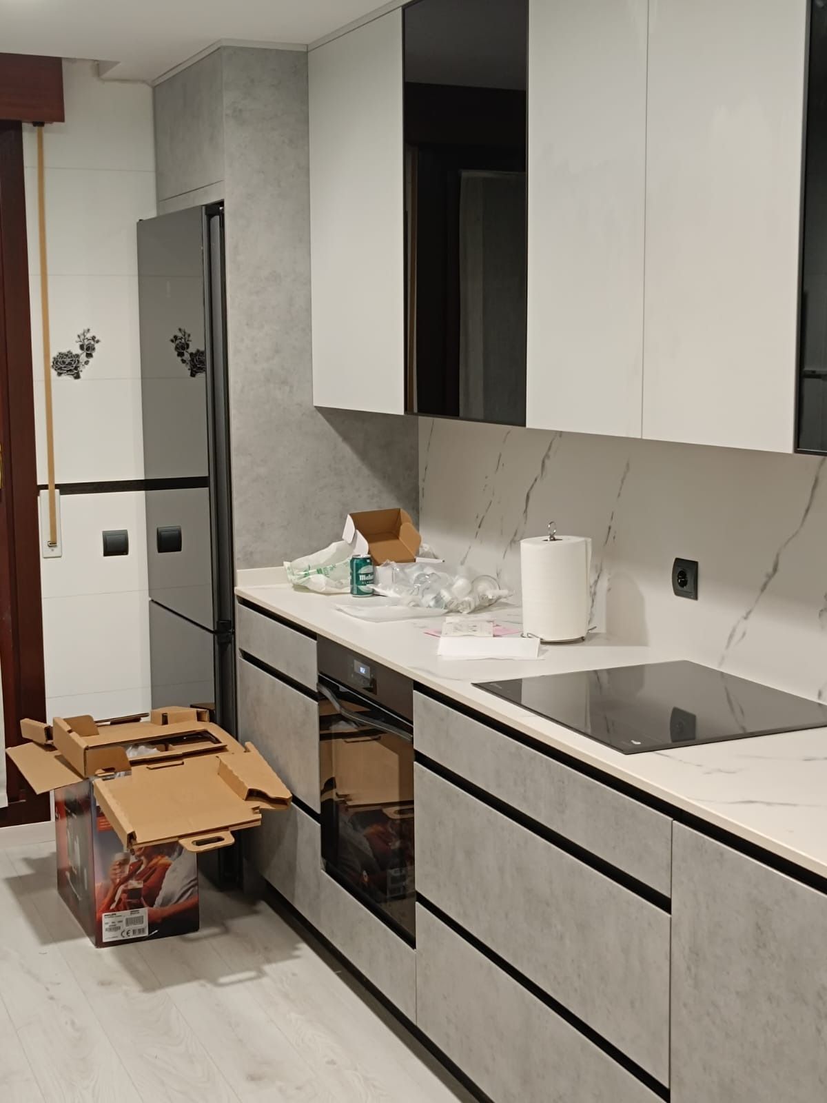 Una cocina moderna con 