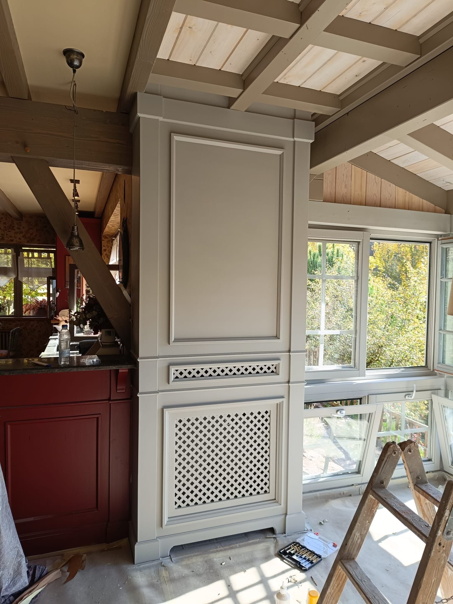 Una cubierta de radiador alta, de 