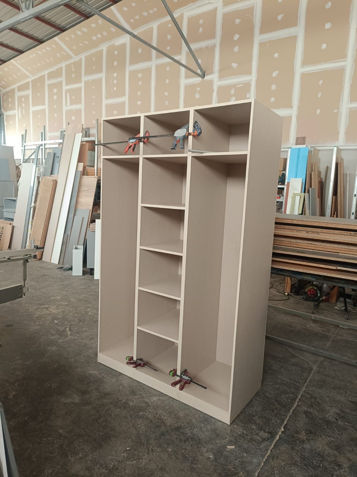 Estructura de armario de madera 