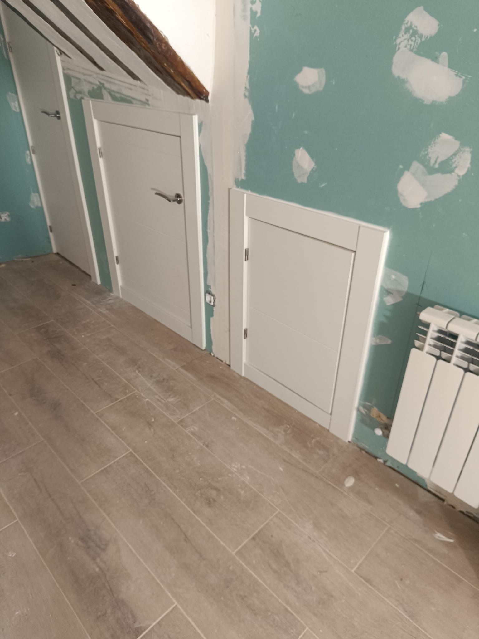 Una habitación con paredes de 