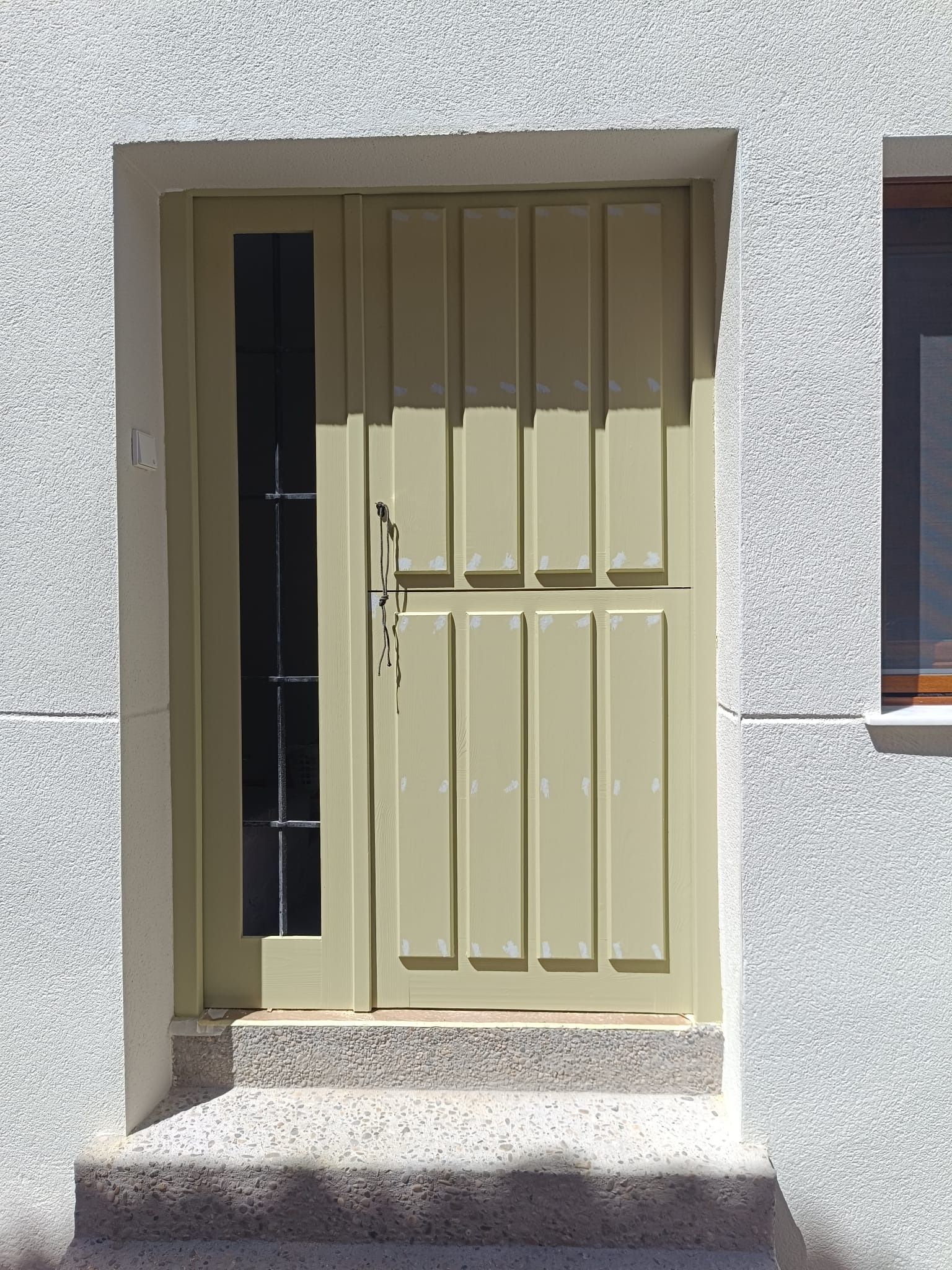 Una puerta principal de color 