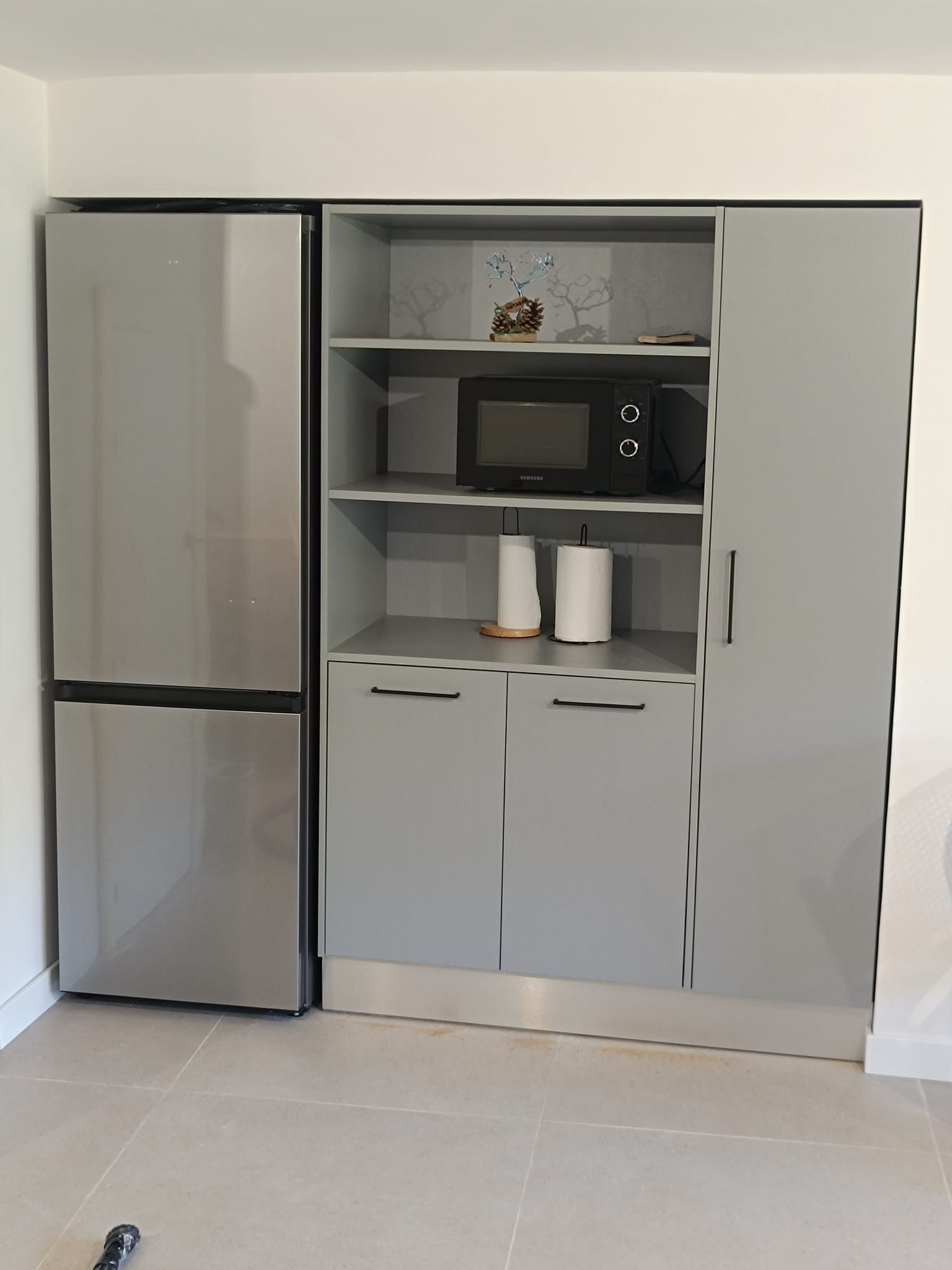 Un frigorífico alto de acero 