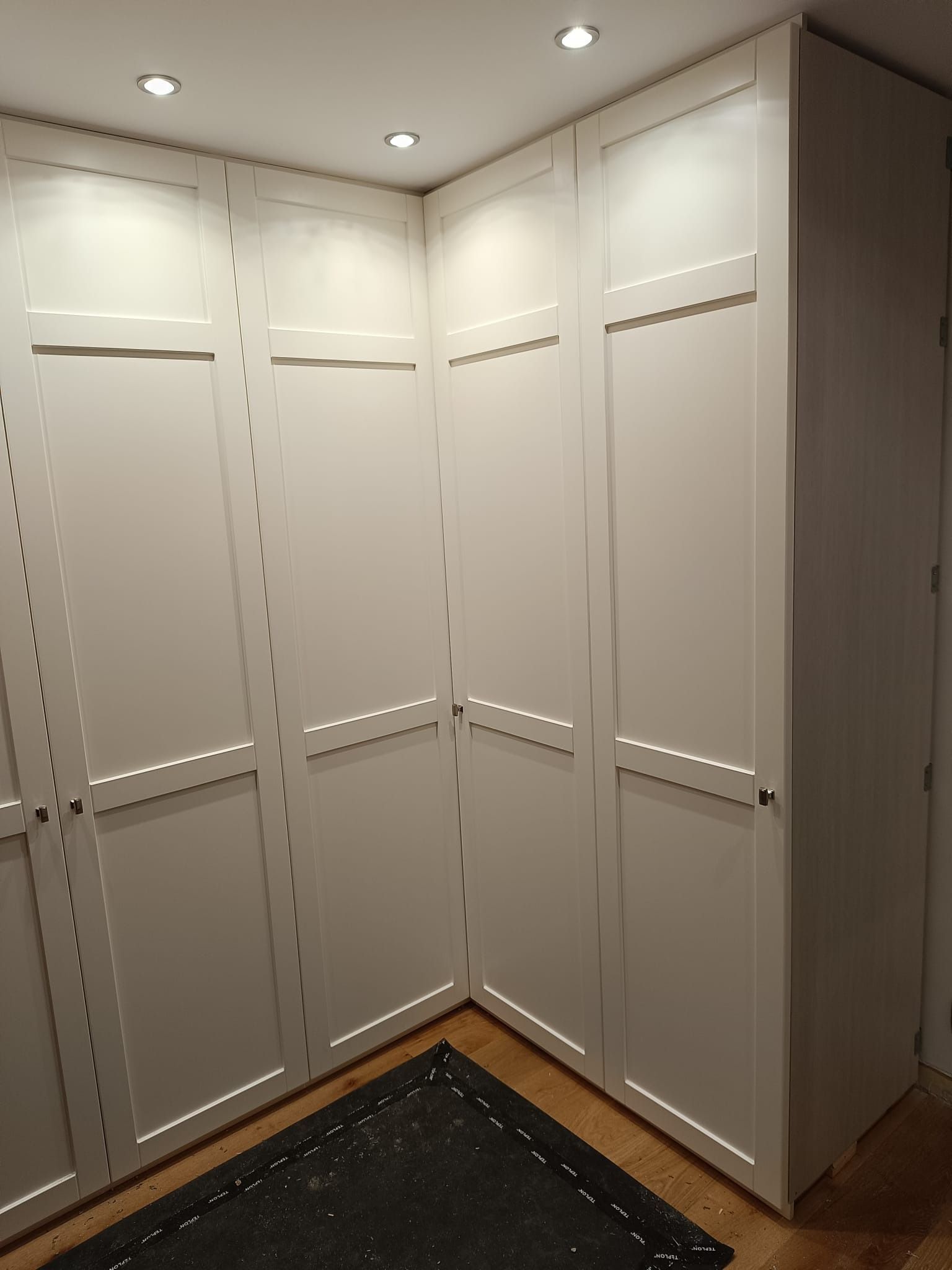 Vista de esquina de armarios 