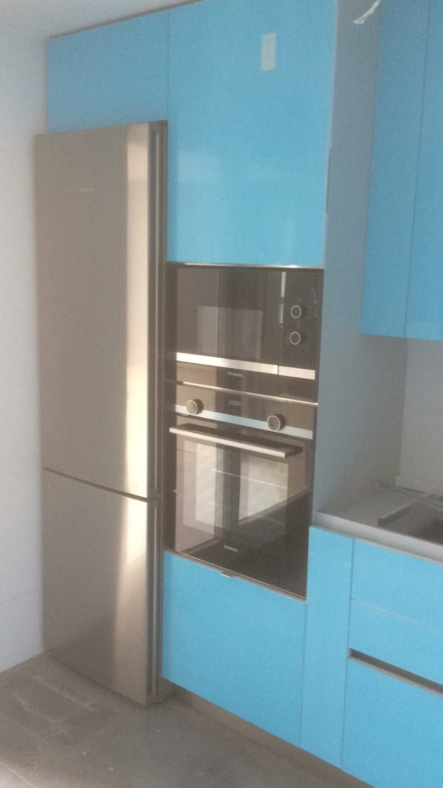 Un refrigerador de acero 