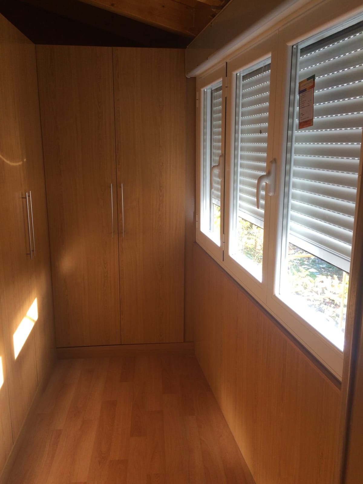 Un pasillo estrecho con pared