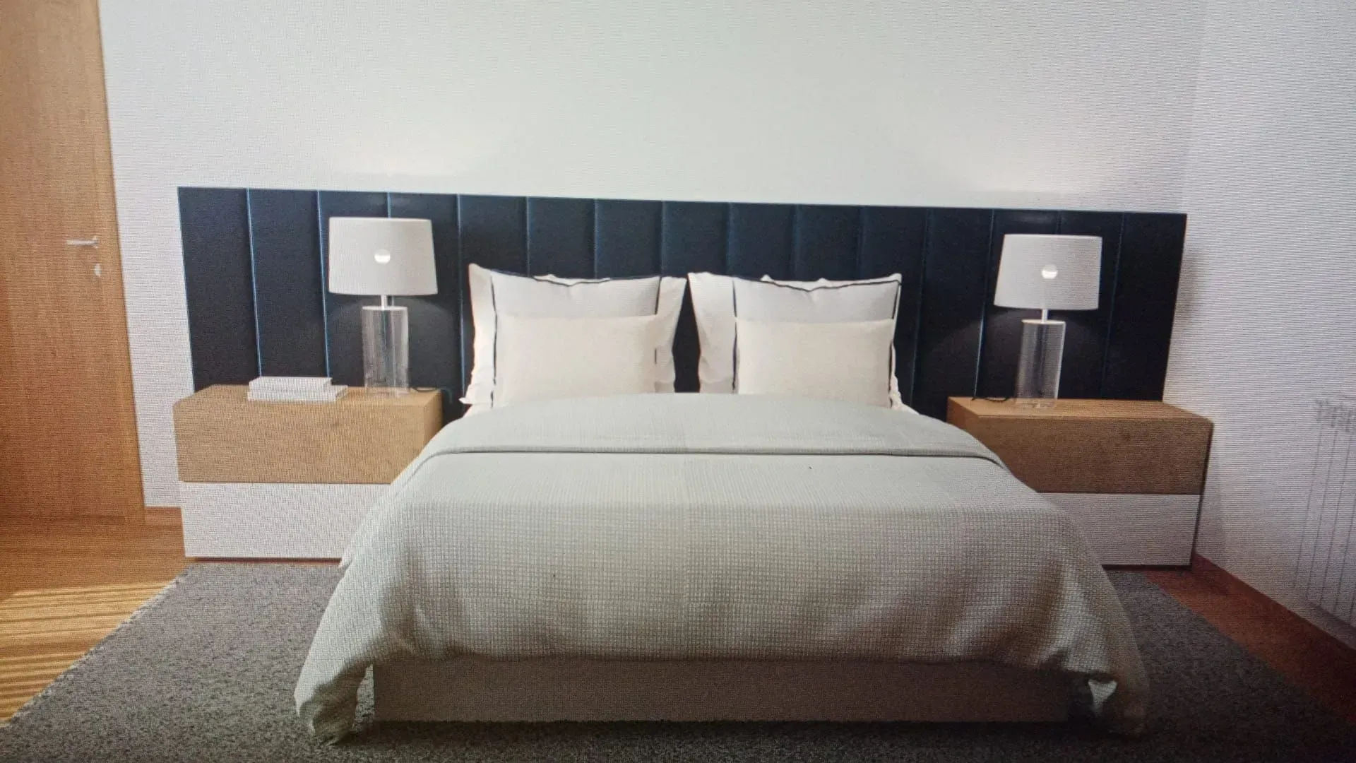 Um quarto com uma cama grande e duas mesas de cabeceira