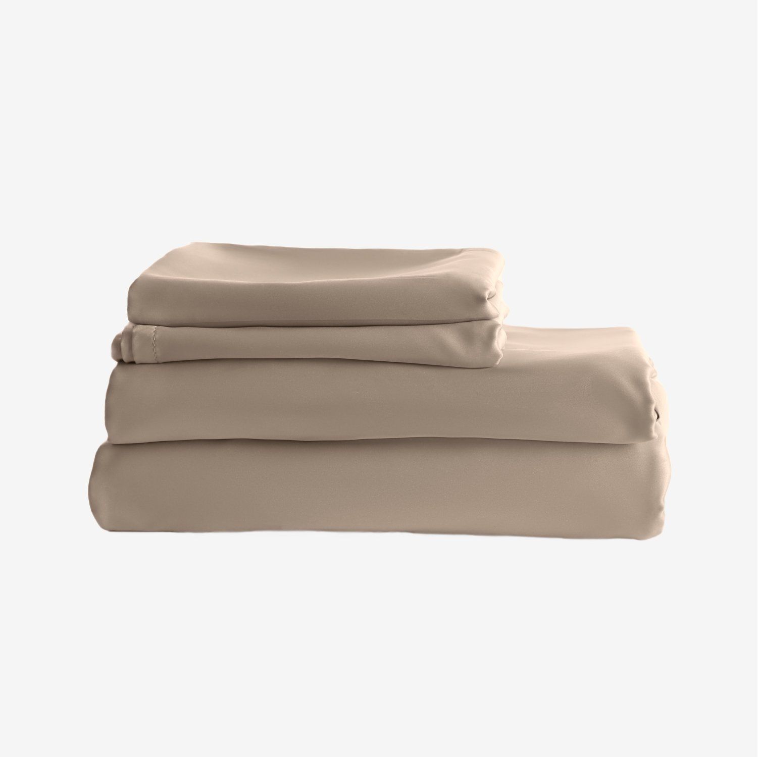 As folhas estão empilhadas umas sobre as outras sobre um fundo branco.