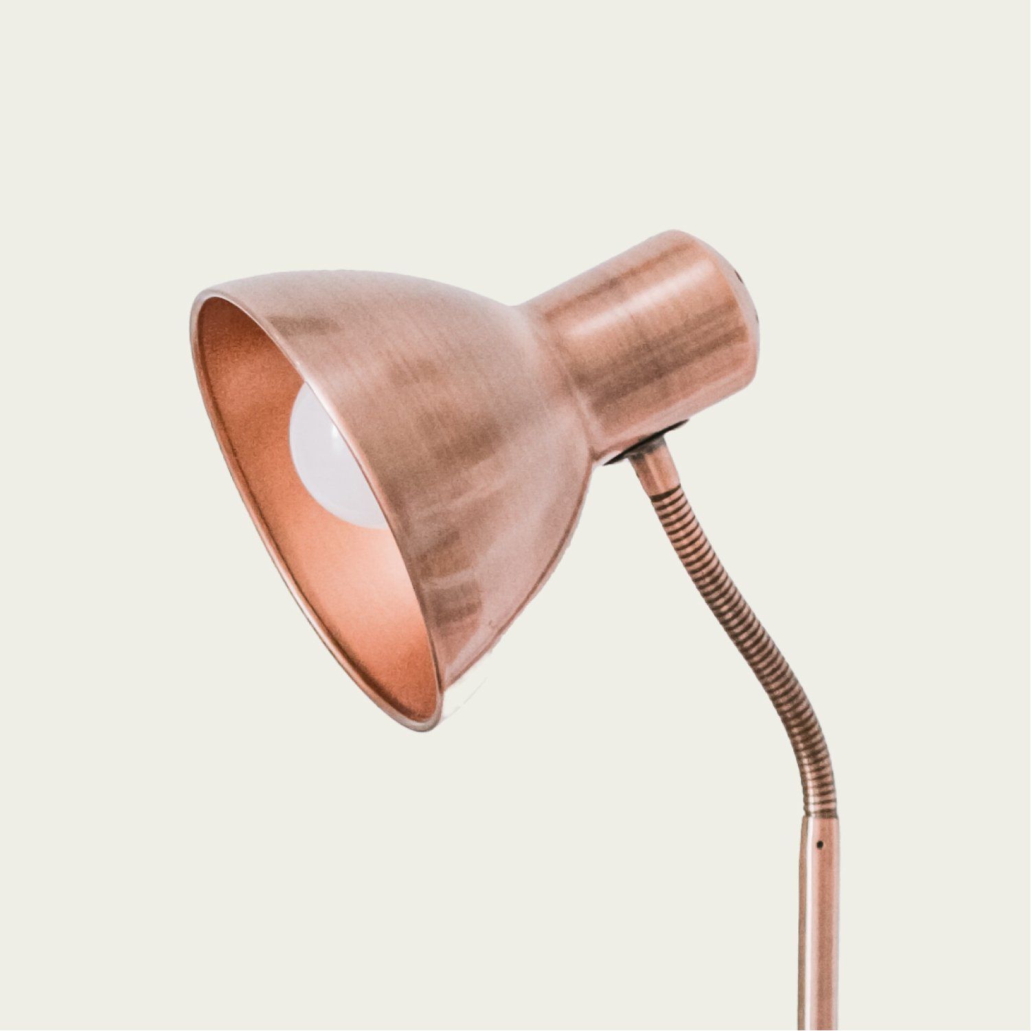 Um close de uma lâmpada de cobre em um fundo branco