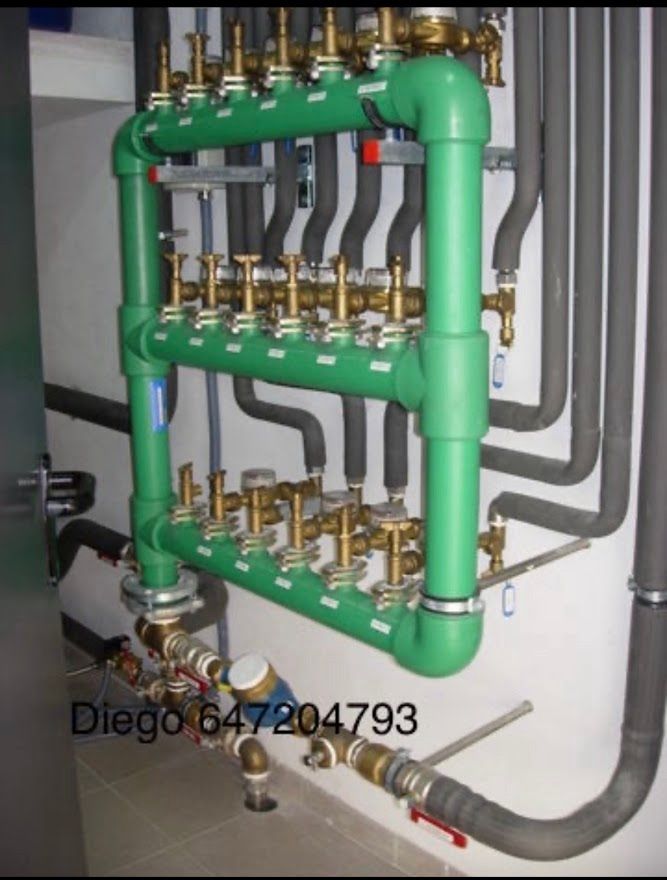 Una fotografía de tuberías verdes y válvulas de latón tomada por Diego.