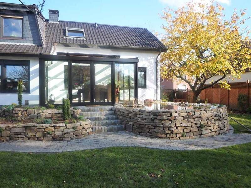 erhöhte überdachte Terrasse