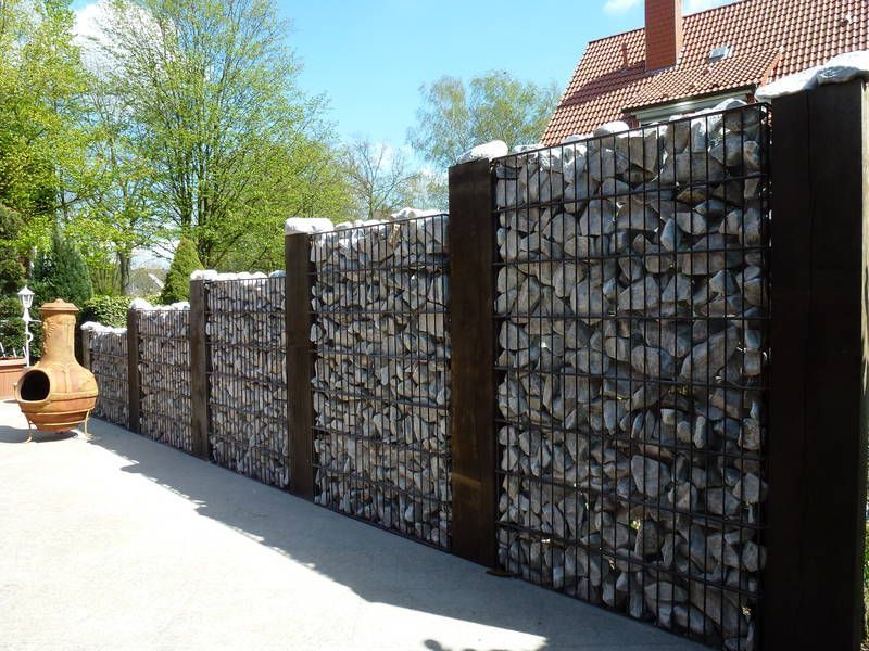 Mauer gefüllt mit Steinen