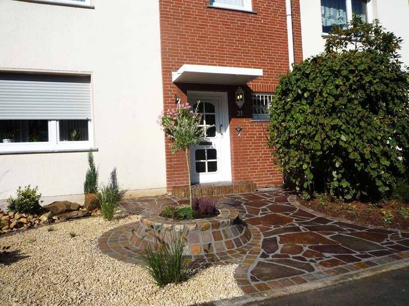 Vorgarten mit Kiesbeet