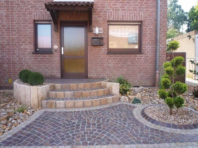 Treppen zu Backsteinhaus