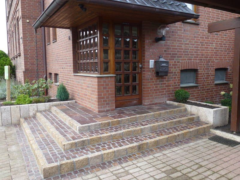 Treppen zum Backsteinhaus nachher