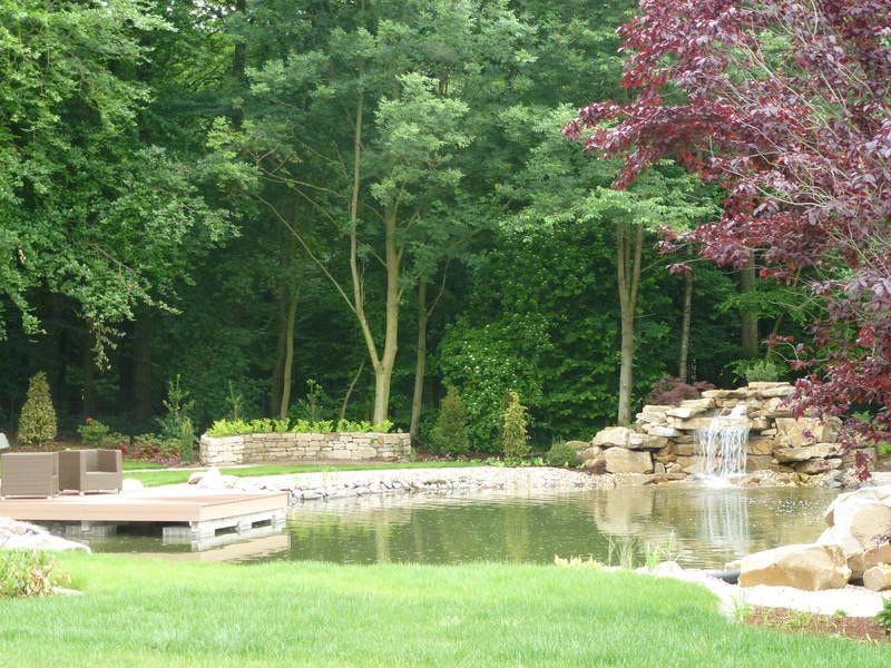 kleine Terrasse mit Sitzbank aus Stein