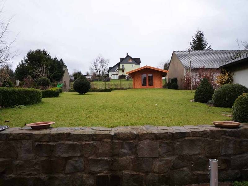 Mauer mit erhöhten Garten