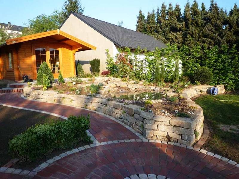 Weg zu Gartenhäuschen