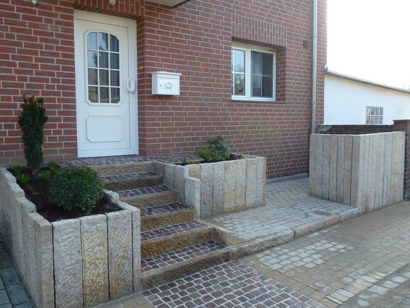 Steintreppen vor roten Haus