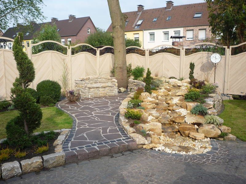 Gartenoase mit Bachlauf