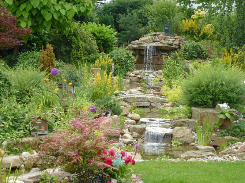 geflieste Terrasse mit Teich