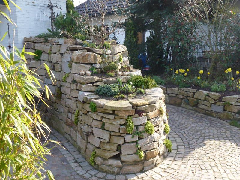 Pflasterarbeiten mit Mauer