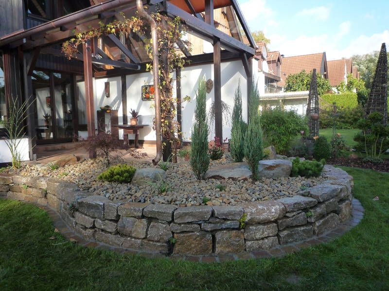 Tisch auf Terrasse mit Steinbank