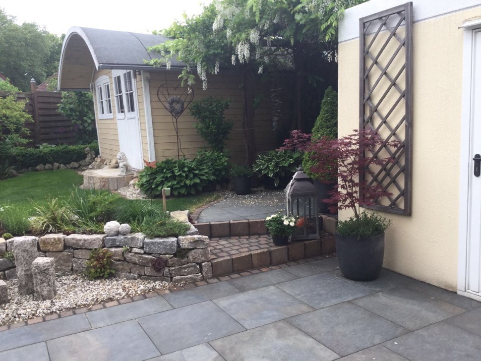 Steinweg mit Gartenteich