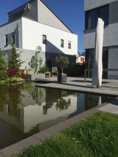 Gartenhäuschen am Teich