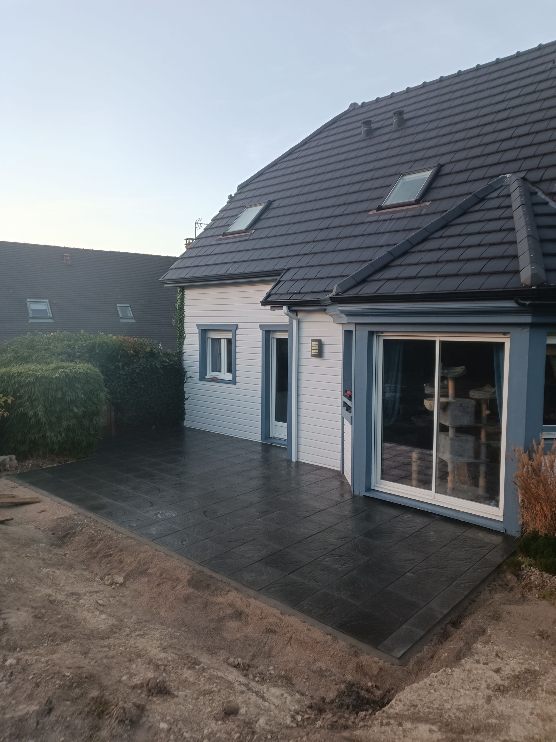 Une haie qui sépare les jardins de deux maisons